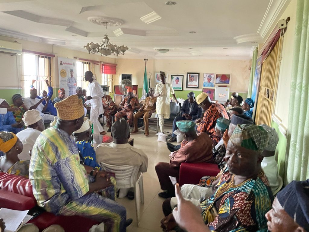 Eid-el Fitr: Excitement As Akeem Olatunji Gifts Oluyole LG, Ward PDP Stakeholders Food Items, Cash